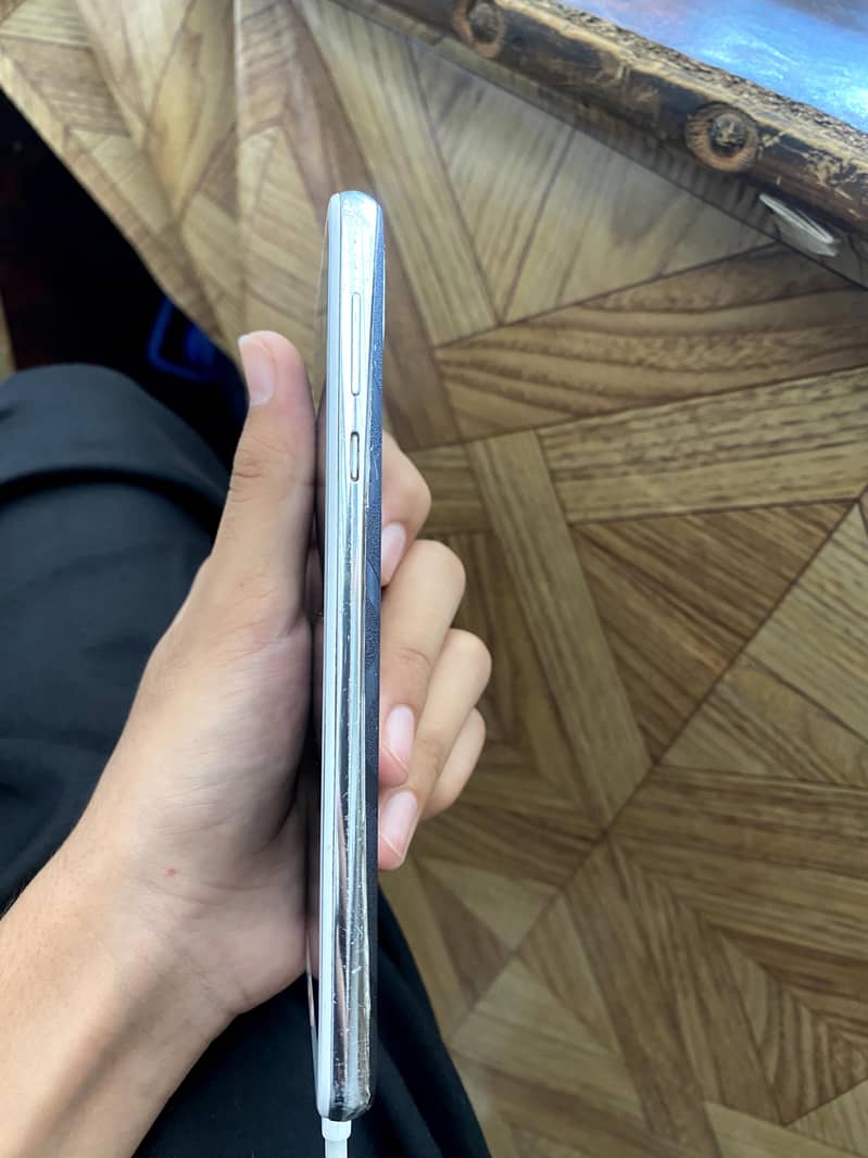 Sharp Aquos R2 4