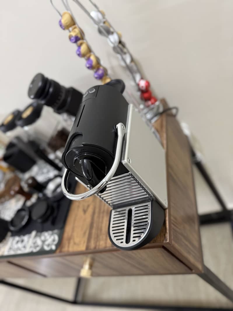 Nespresso Pixie Coffee Machine – With Coffee Pods 1