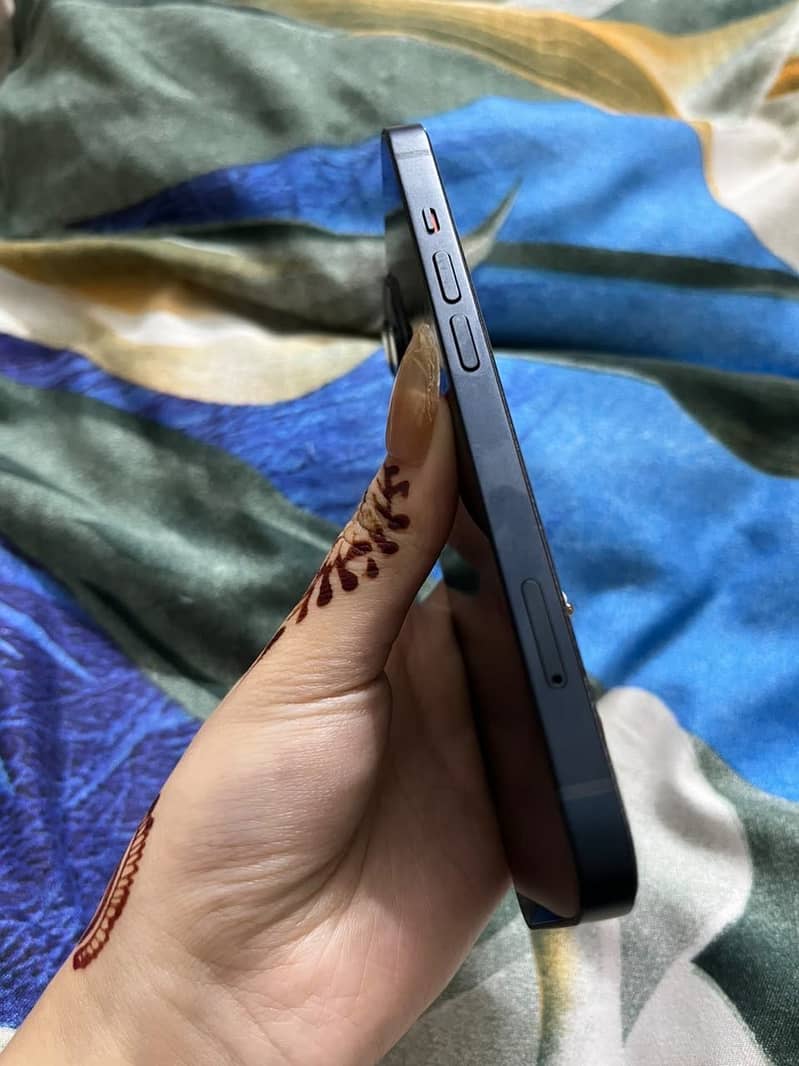 Apple iPhone 13 2