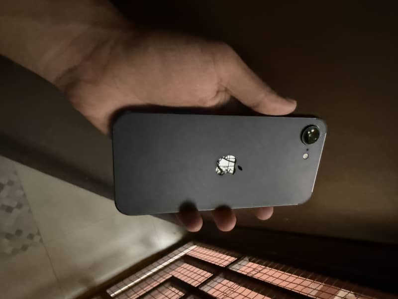 Apple iPhone 16e 0