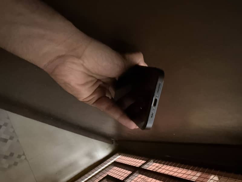 Apple iPhone 16e 1