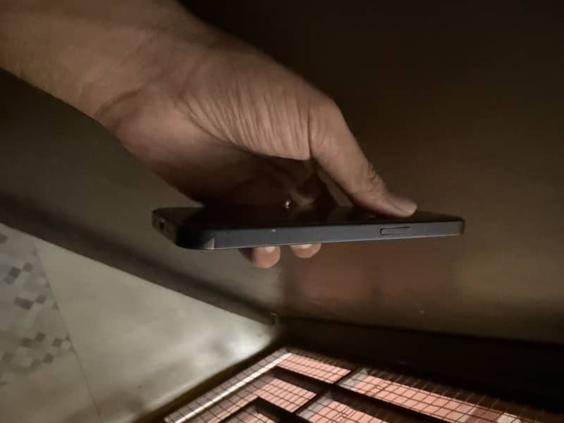 Apple iPhone 16e 4