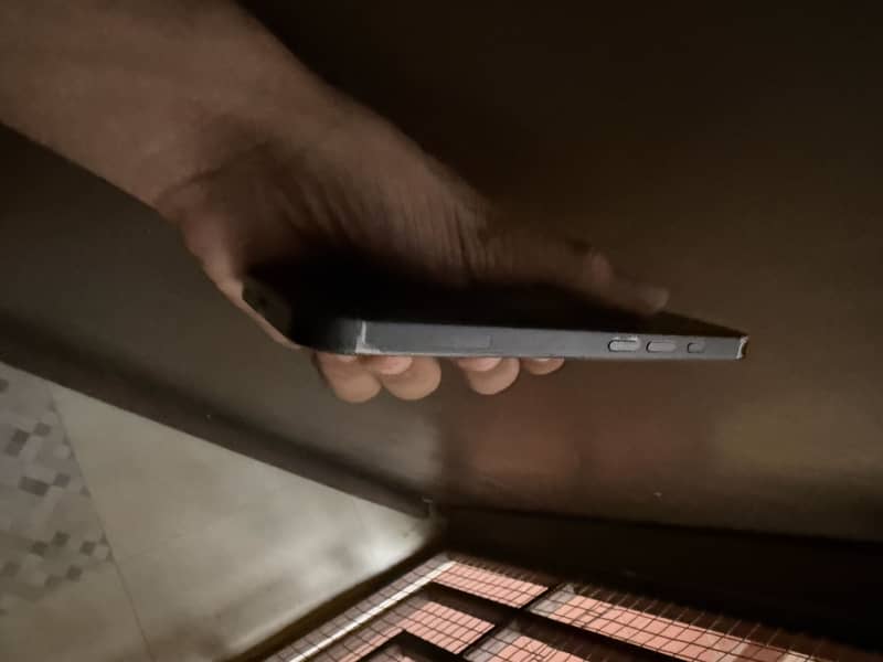 Apple iPhone 16e 5
