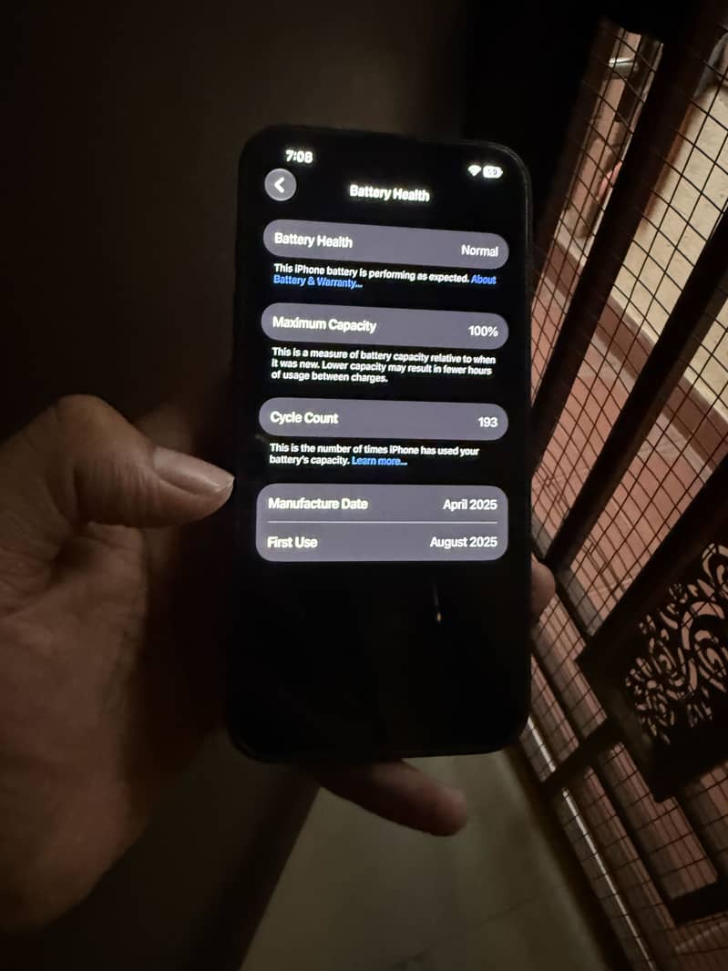 Apple iPhone 16e 6