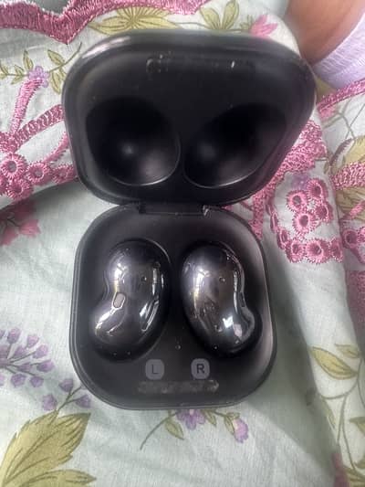 Samsung earbuds used