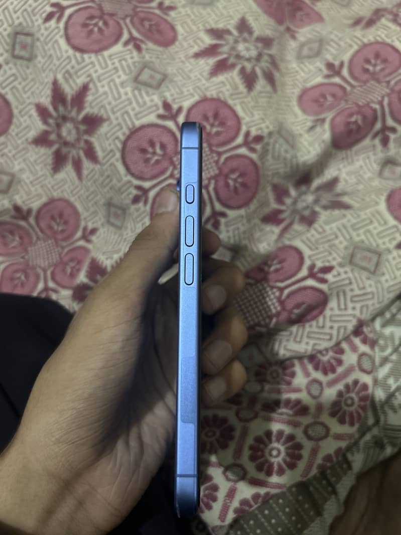 Apple iPhone 16 2
