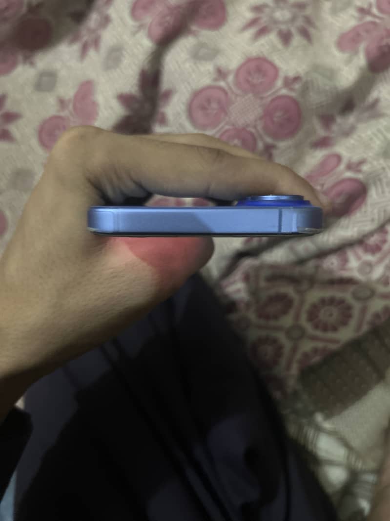 Apple iPhone 16 4
