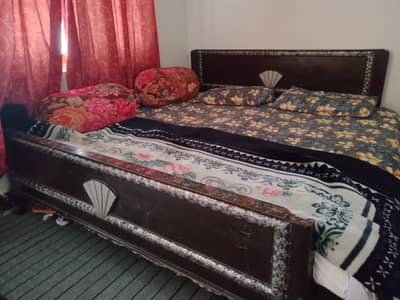 King sized bed with 2 side tables