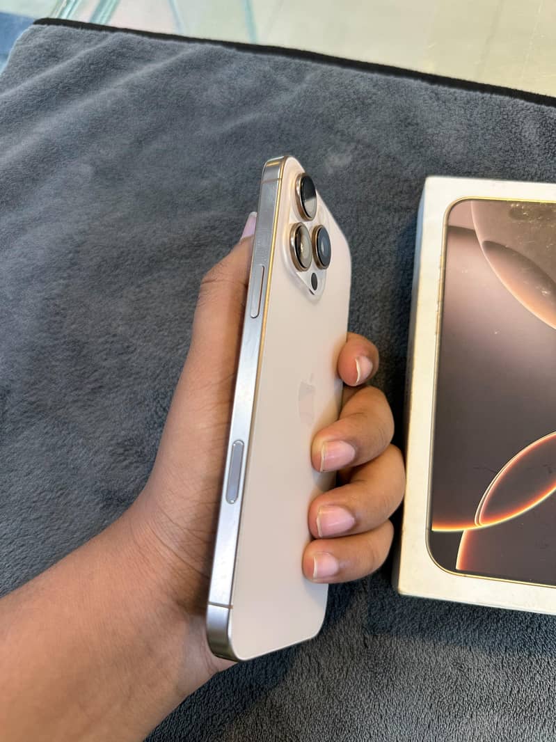 Apple iPhone 16 Pro Max 2