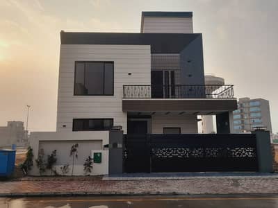 I AM SELLING A 10 MARLA BRAND NEW HOUSE IN BAHRIA TOWN LAHORE. SECTOR D