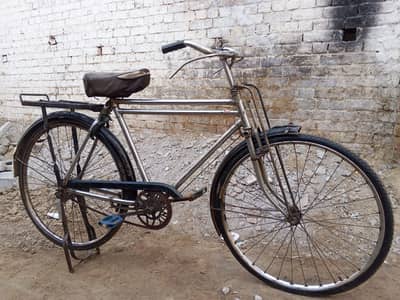 pure steel ka frame hai bahut acchi halat mein cycle hai