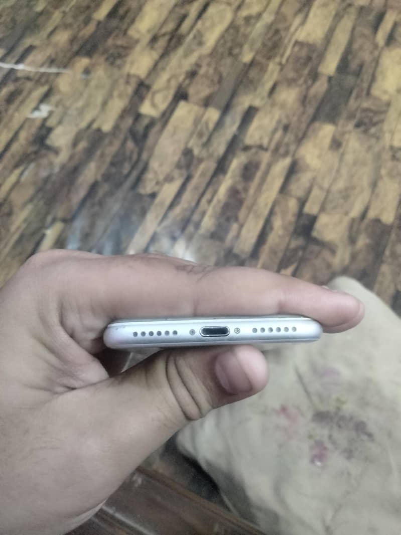 Apple iPhone 8 4