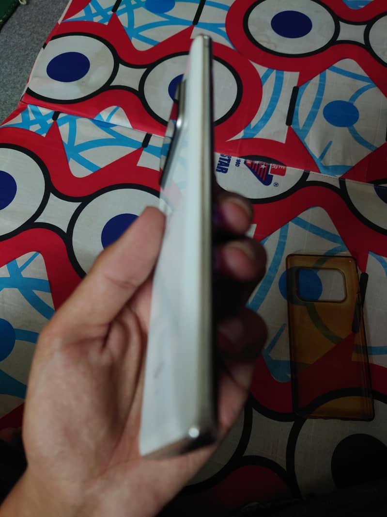 Sharp Aquos R6 2