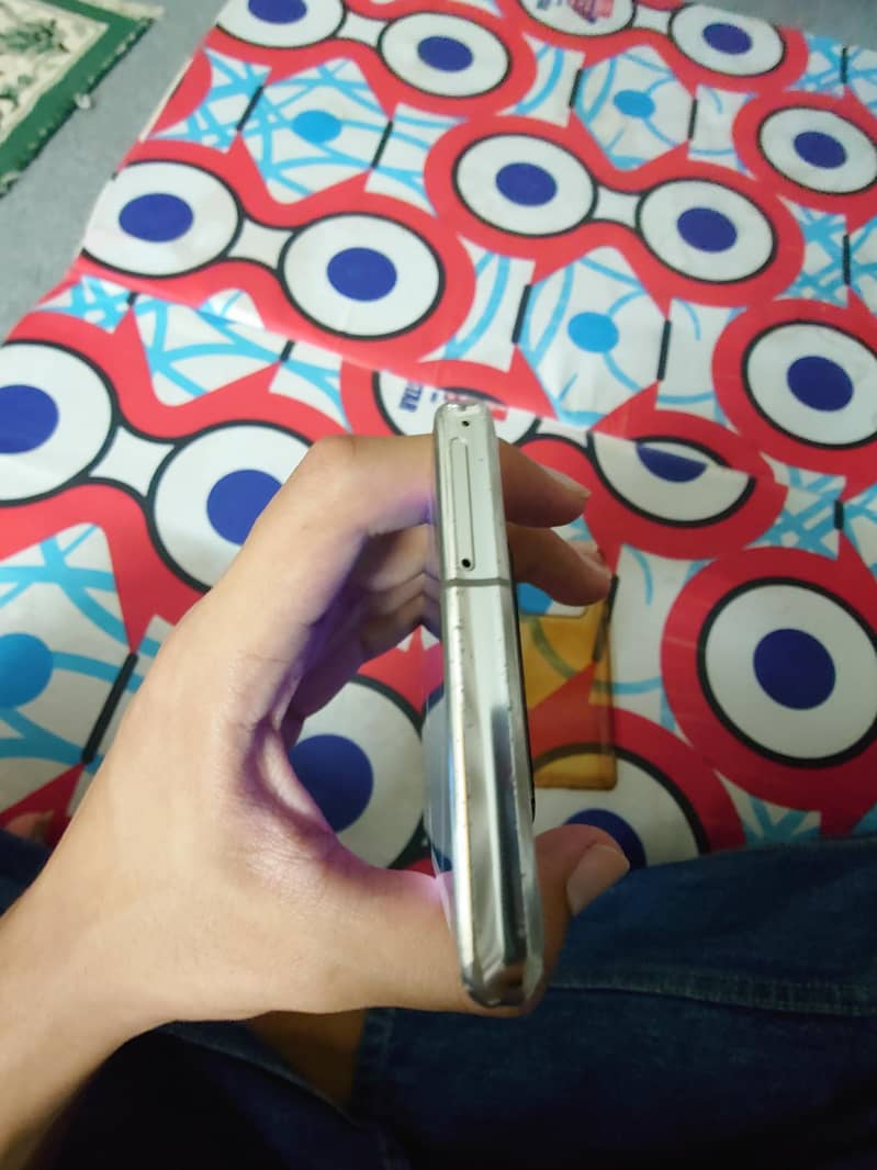 Sharp Aquos R6 4