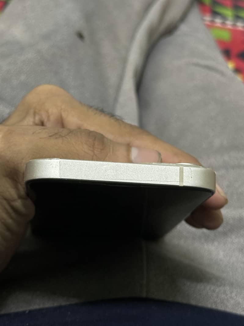 Apple iPhone 13 4