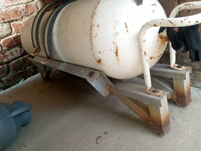 Mehran CNG cylinder with stand and Kit
