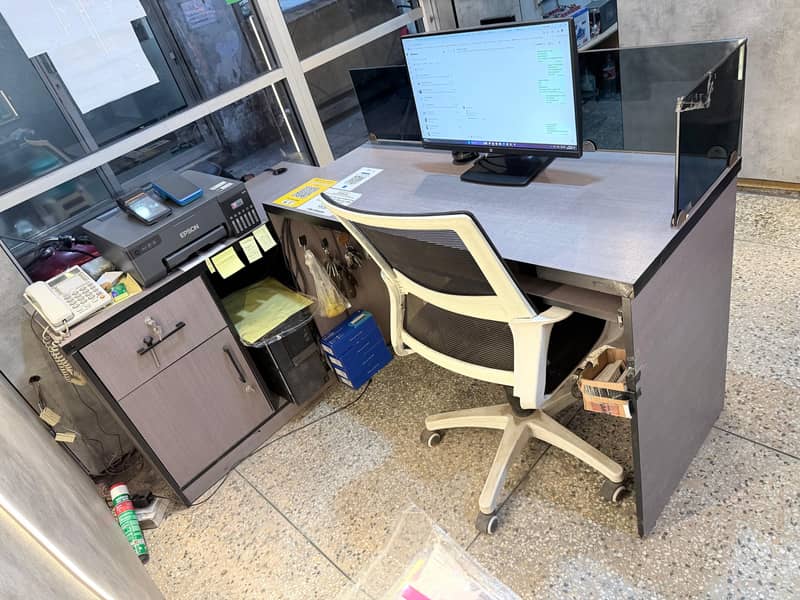 Office table 10/10 condition 1