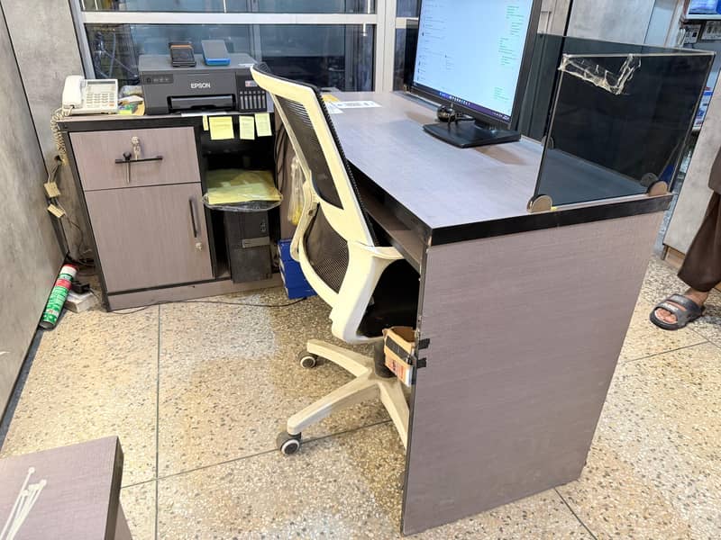 Office table 10/10 condition 3