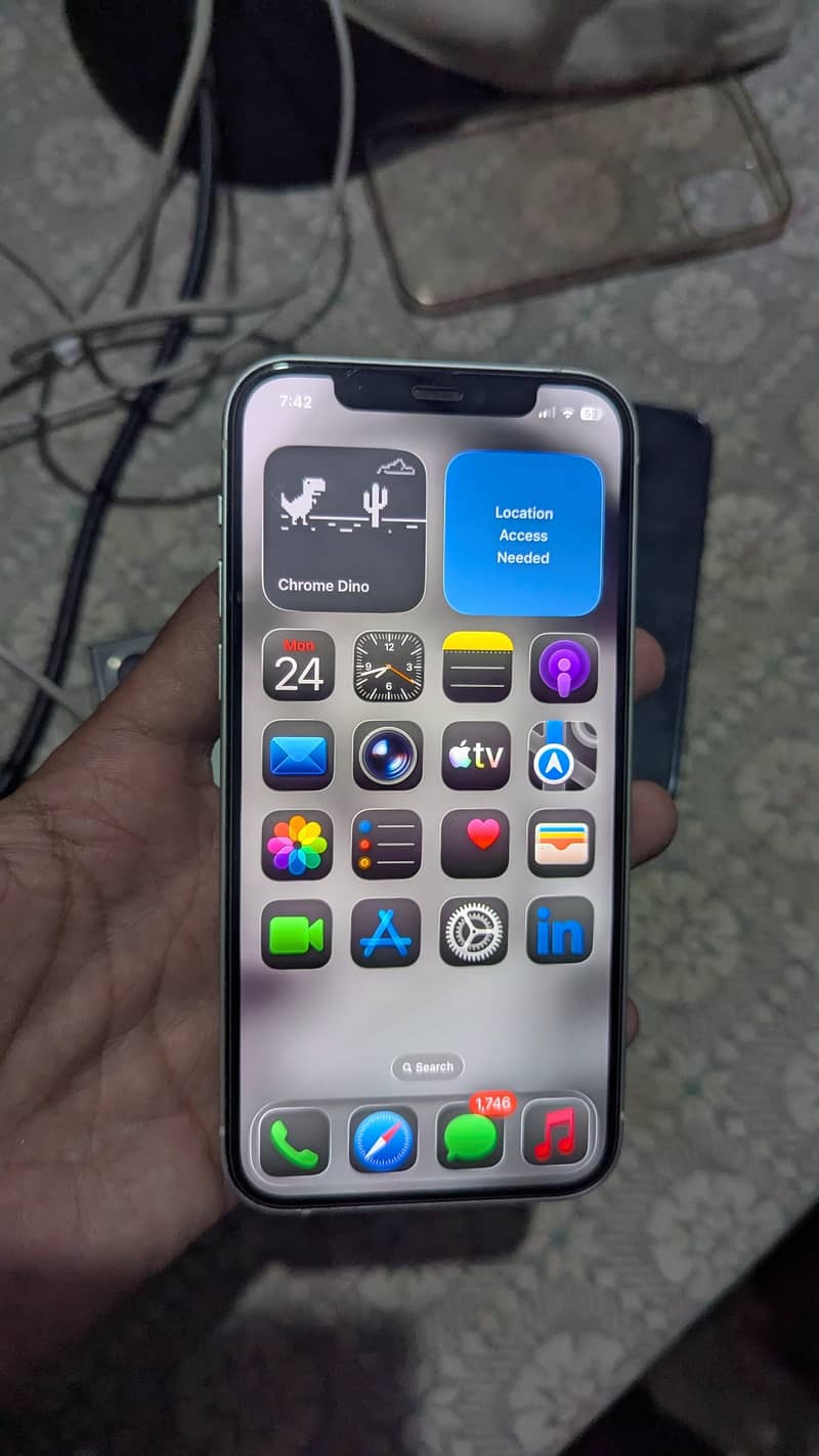 Apple iPhone 12 4