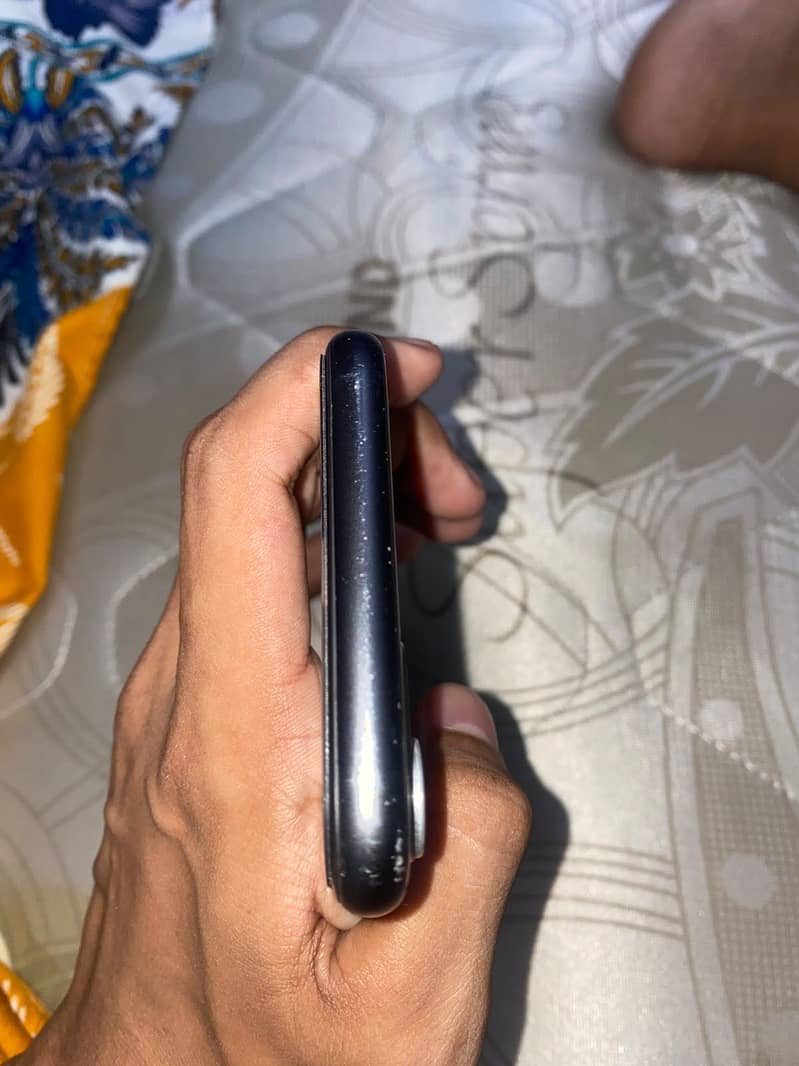 Apple iPhone 11 4