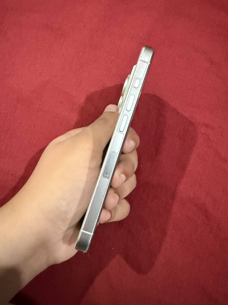 Apple iPhone 15 Pro 4
