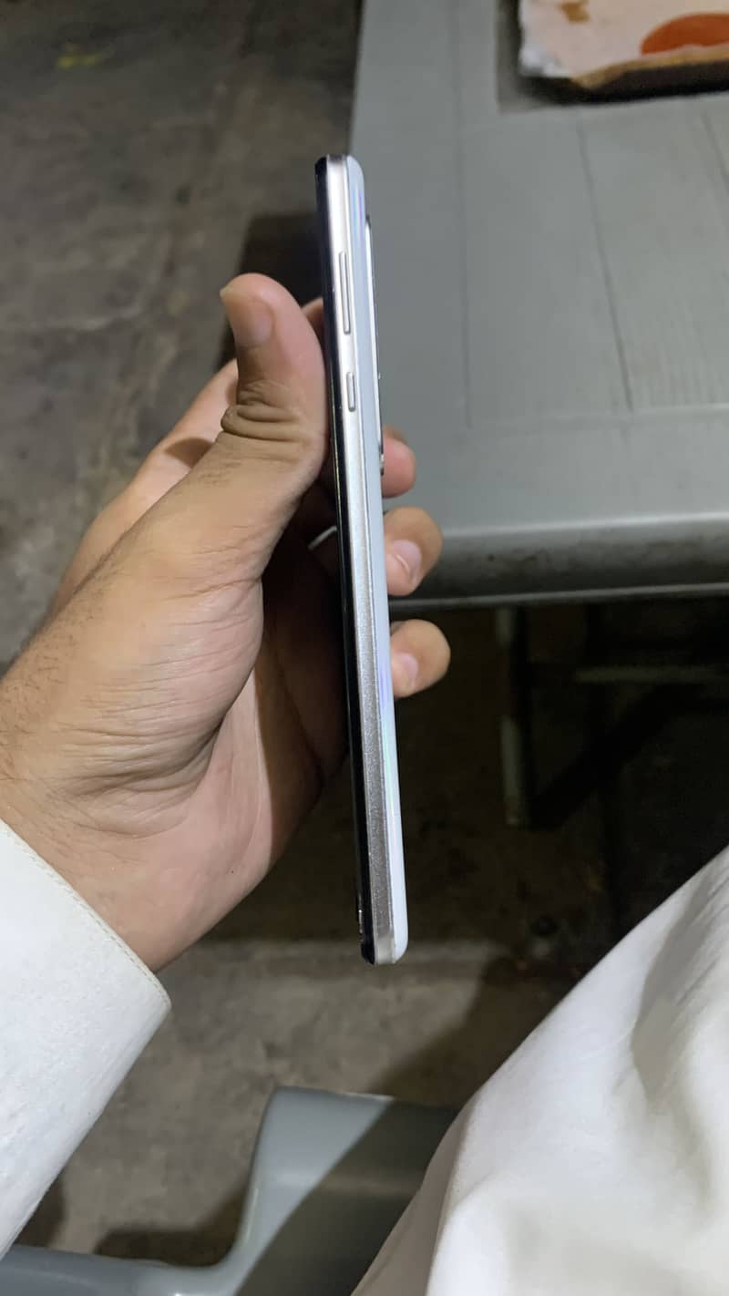 Sharp Aquos R5G 1