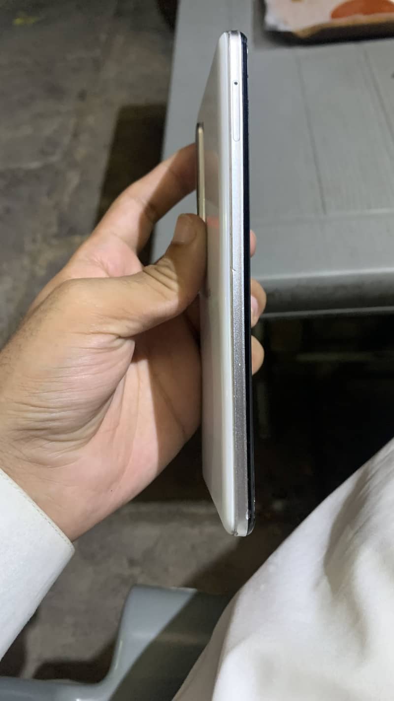Sharp Aquos R5G 4
