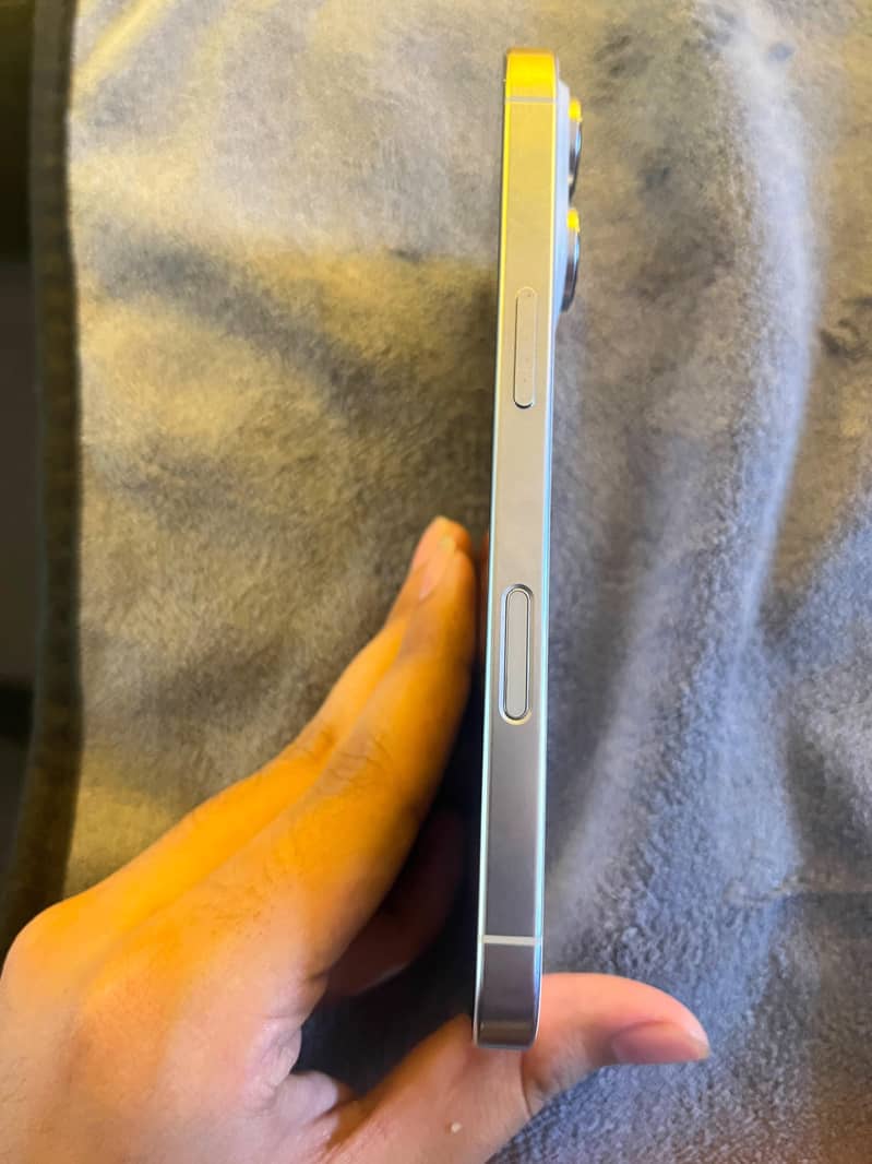 Apple iPhone 16 Pro 1