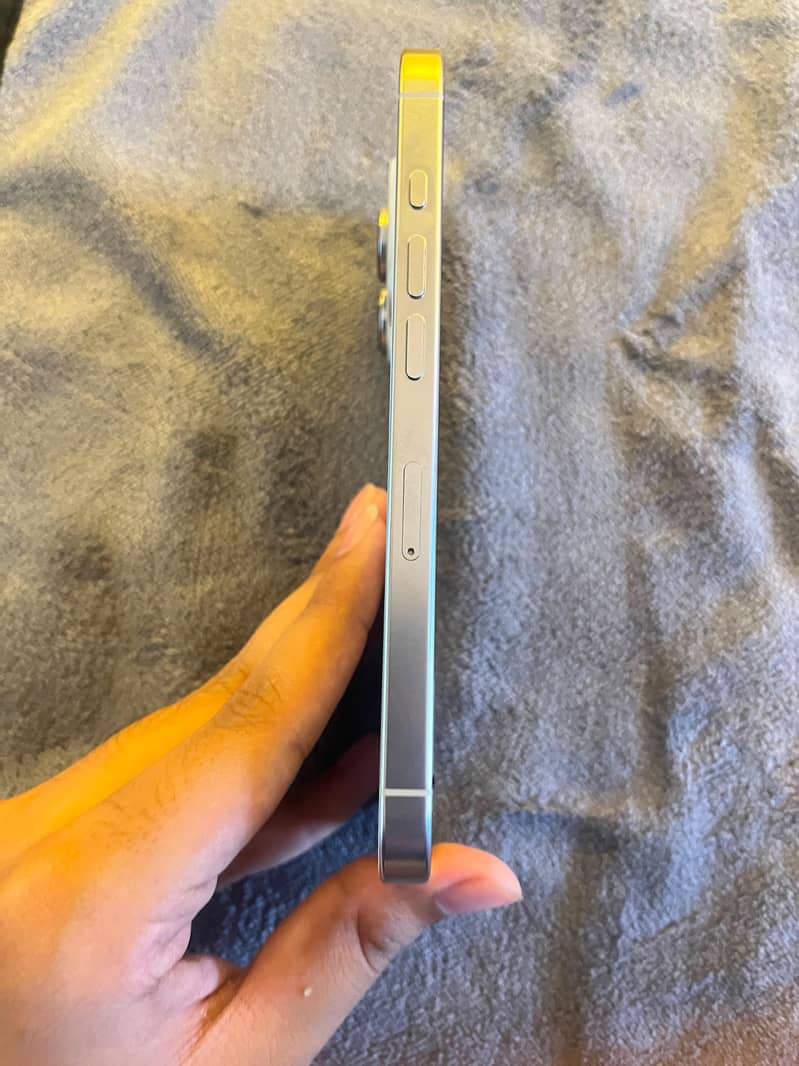 Apple iPhone 16 Pro 2