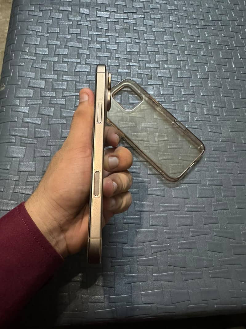 Apple iPhone 16 Pro Max 2