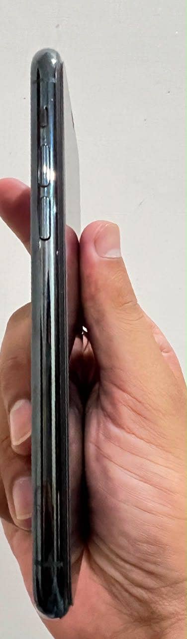 Apple iPhone 11 Pro 4