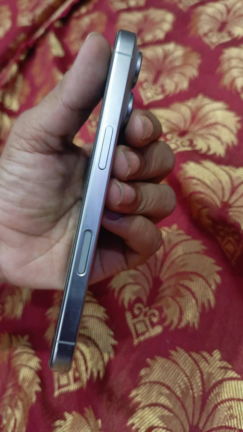 Apple iPhone 16 Pro 4