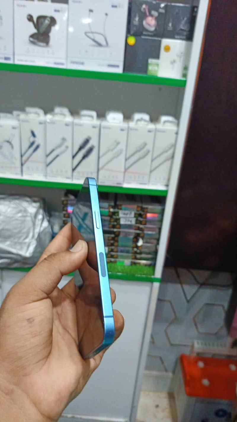Apple iPhone 13 4