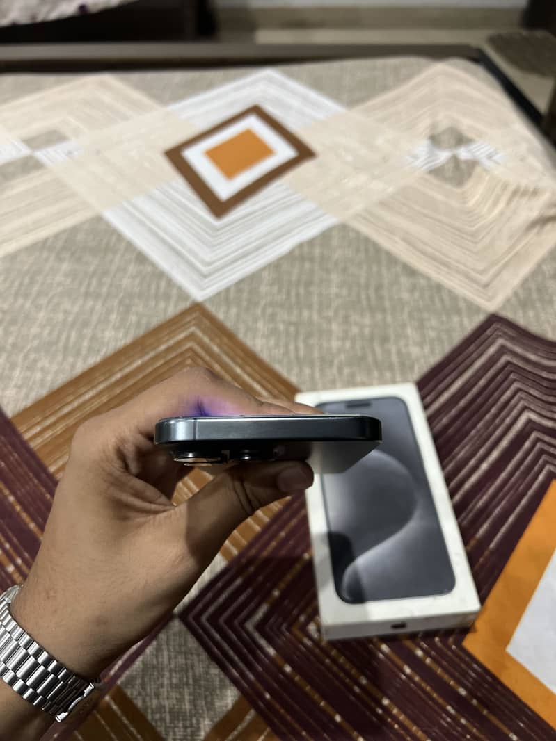 Apple iPhone 15 Pro Max 4