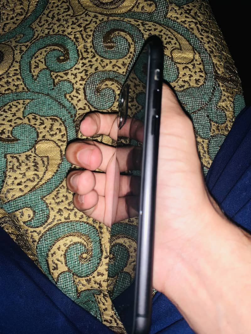 Apple iPhone 11 7
