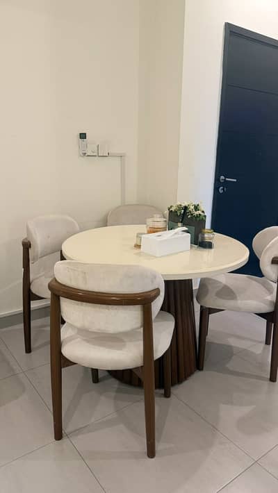Modern Round 4-Seater Dining Table Set