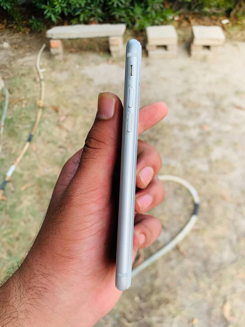 Apple iPhone 8 3