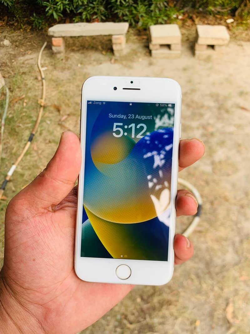 Apple iPhone 8 5
