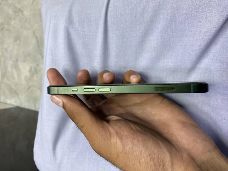 Apple iPhone 13 4