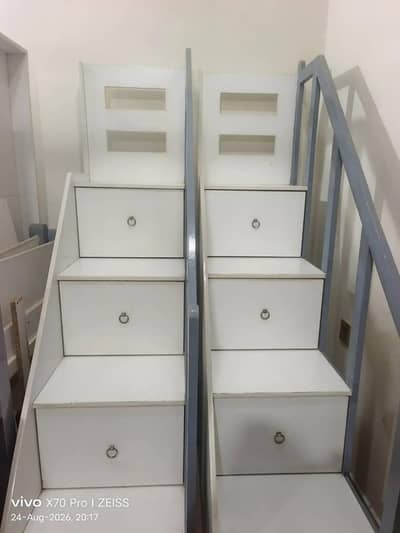 Double bed side stairs/two