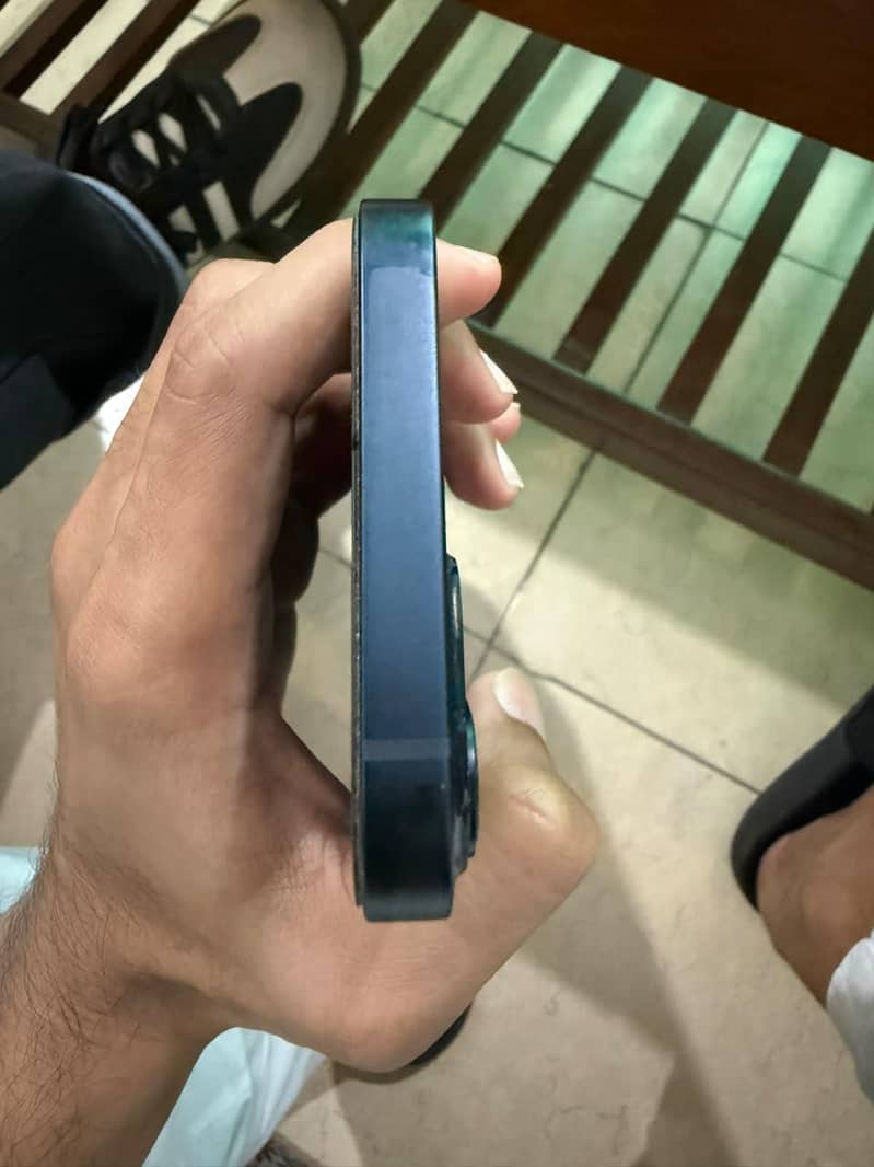 Apple iPhone 13 2