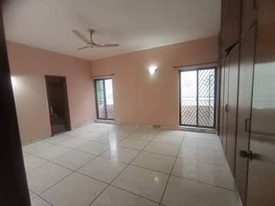 1 KANAL UPPER PORTION AVAILABLE FOR RENT IN DHA PHASE 4