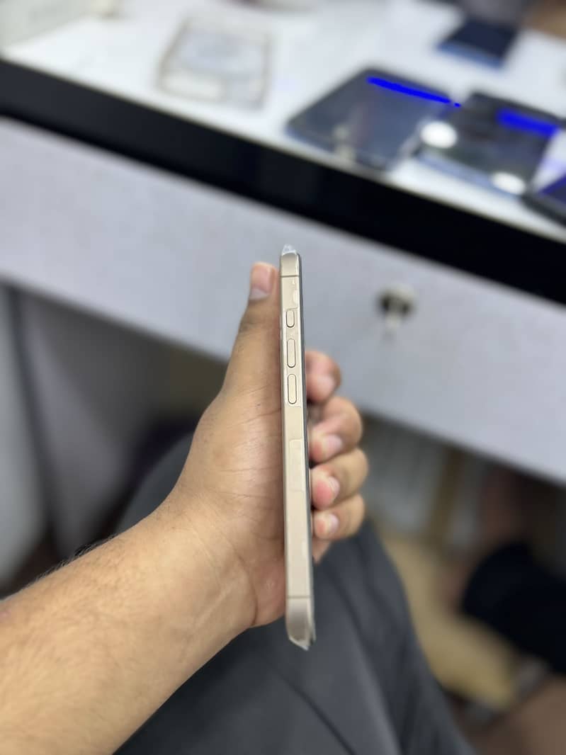 Apple iPhone 16 Pro 2