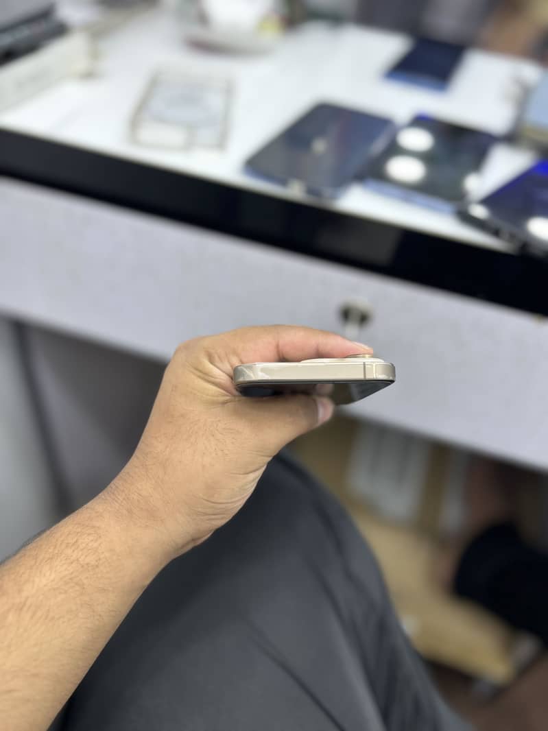Apple iPhone 16 Pro 4