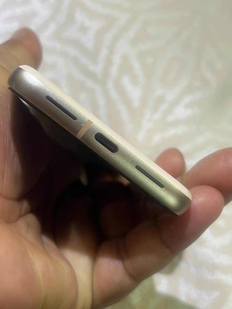 Google Pixel 8 4