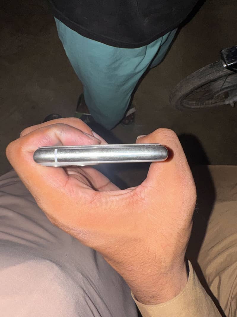 Apple iPhone 11 Pro 4