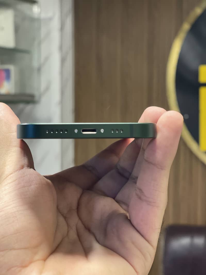 Apple iPhone 13 4