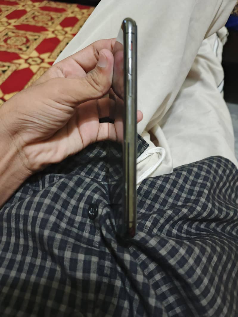 Apple iPhone X 4