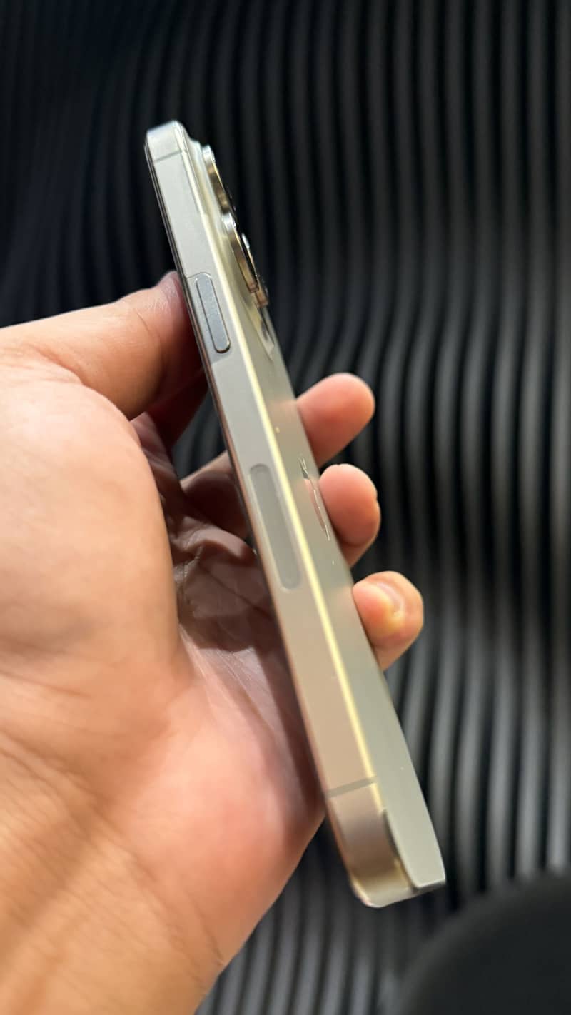 iPhone 15 Pro Max 4