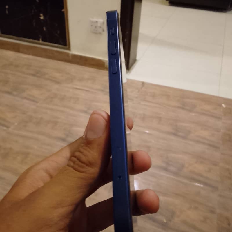 Apple iPhone 12 4